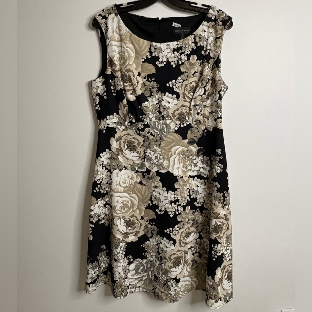 Connected Apparel Black and Cream Floral Dress Size 14 Sleeveless